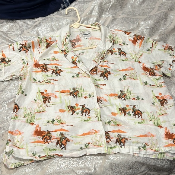 LOT NWT Women’s Wrangler camp shirts Large (2) - Picture 3 of 4